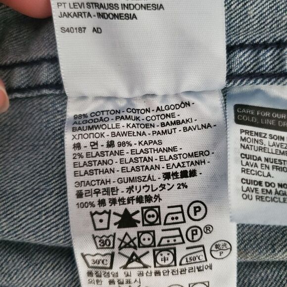 Levi's Ombre Denim Jacket Vest Women's Size Medium - Picture 6 of 7